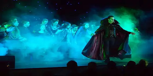 Musicalszene mit Nebel und Lichtstimmung
